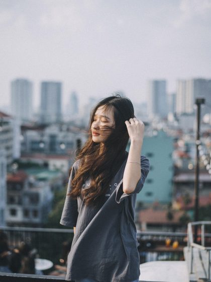 悬疑犯罪美剧在线观看海报示意图，深色调画面展示都市夜景与主角剪影，氛围紧张压迫