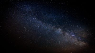 科幻美剧在线观看封面示意，宇宙星空背景下的太空站与宇航员，冷色调科技感强烈